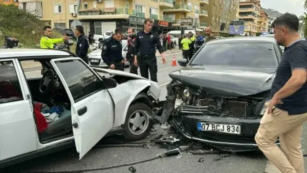Alanya’da Alkollü Sürücü Kaza Yaparak Yakalandı - Antalya Akış Haber Görseli